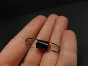 1977 77 YAMAHA DT100D DT 100 D SHIFT DRUM STOP SPRING  - Foto 1 di 1