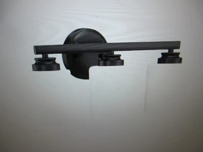 Bolden hecho a mano 18 pulgadas Luz de tocador plana de 3 luces con acabado negro con vidrio blanco Foto 1 de 4