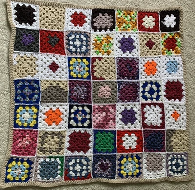 Manta de regazo de ganchillo hecha a mano abuela cuadrada tiro afgano multicolor 35 x 35" Foto 1 de 4