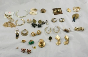 Lot of 14 Pairs of Earrings and Random Singles Gold Tone Metal Post Stick  i1p83 - Picture 1 of 1