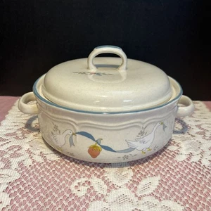 International - Marmalade Stoneware 1.5 Qt Round Covered Casserole dish w/lid - Picture 1 of 11
