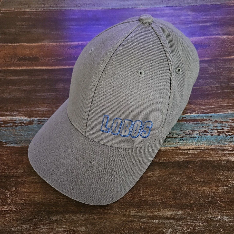 Nuevo México Lobos Flex-Fit Hermoso Sombrero Gris Por Tapas Pequeño Bordado De Colección! Foto 1 de 4