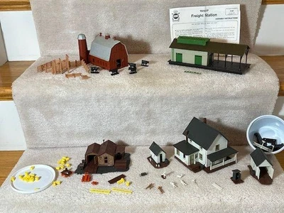 Lote de edificios a escala HO granja, cobertizo de mantenimiento, granero, estación de carga y cosas Foto 1 de 4