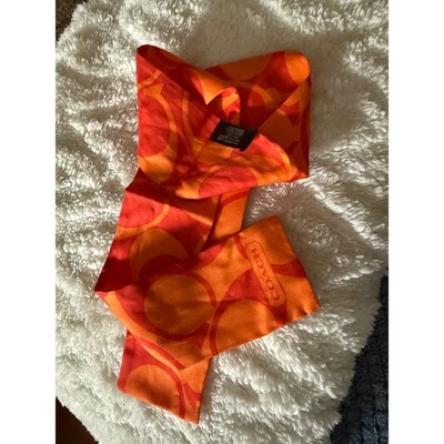 Pañuelo ajustado de seda Coach naranja rojo firma logotipo estampado banda para el cabello en el cuello Foto 1 de 3