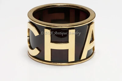 Brazalete Brazalete Chanel Paris Años 90 Ancho Chapado en Oro Marrón Lucita Letra Dije Foto 1 de 4