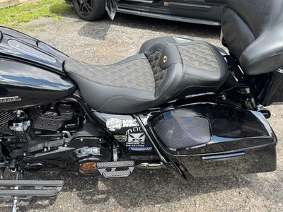 Assento de gel estendido Saddlemen Roadsofa treliça dourada serve para Harley Touring 2008-2025 - Imagem 1 de 4