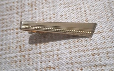 DE COLECCIÓN FOSTER EE. UU. CORBATA CLIP TONO DORADO PATRÓN BARRA 1 3/4" LARGO Foto 1 de 4
