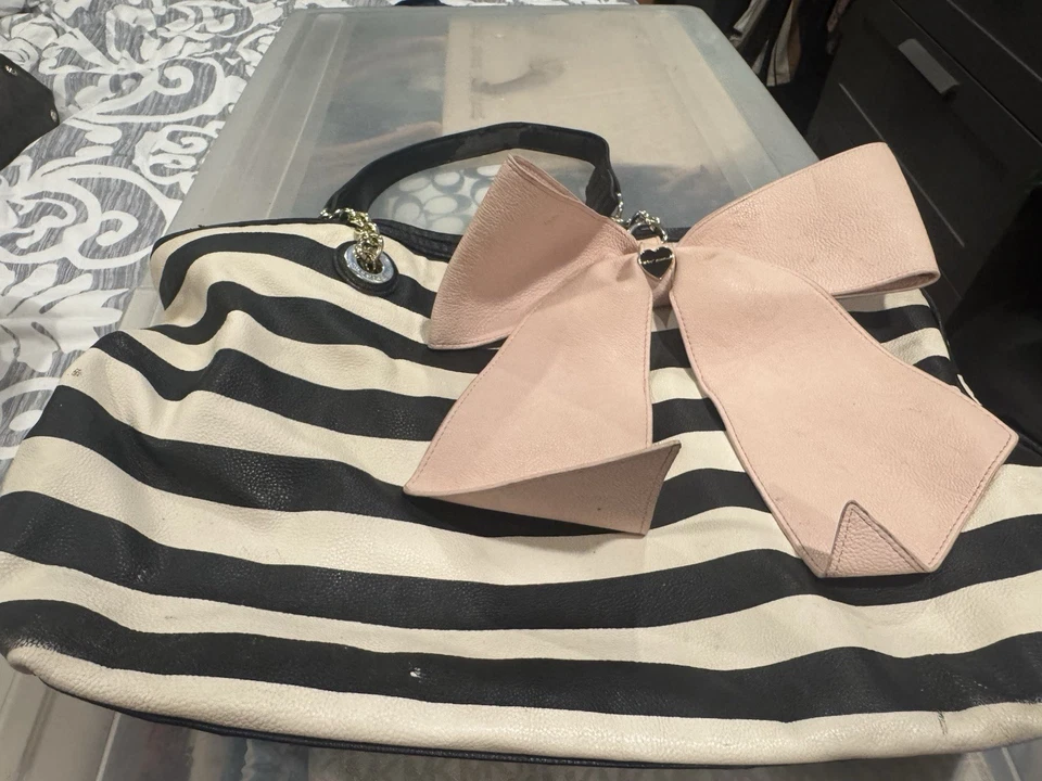 Bolso de mano grande Betsy Johnson Foto 1 de 3