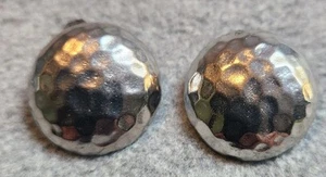 Vintage Ohrringe Silber Puffy gehämmert Struktur Design Kuppelverschluss - Bild 1 von 3