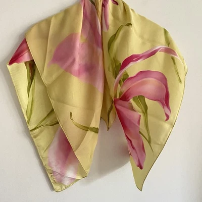 复古 Saks Fifth Avenue 真丝方巾 34 英寸百合花卉女性令人惊叹 — 第 1/4 张图片