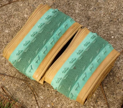 SimWorks Homage 轮胎 700x43 砾石自行车包装 Crust 一对绿色棕褐色 Panaracer — 第 1/4 张图片