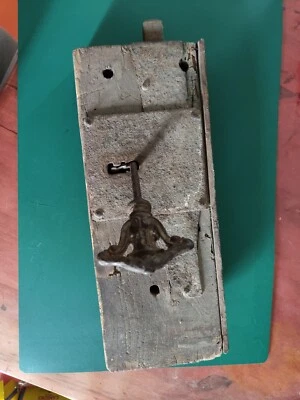 ANCIENNE SERRURE + CLE  DU 18 EME XVII GACHE FER FORGE PORTE GRENIER CAVE 🍒 - Photo 1/4