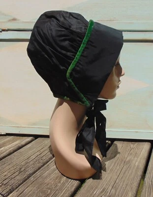 Antiguo gorro de tafetán negro Regency con ribete de cinta de terciopelo verde Foto 1 de 4