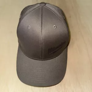 Flexfit Herren eng anliegende Mütze grau Größe S/M Grafik Milwaukee Tools Logo - Bild 1 von 5