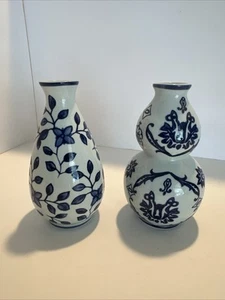 2 The Bombay Company Porcelain Blue & White Vase Collection 6" Tall Cobalt Bud - Picture 1 of 8