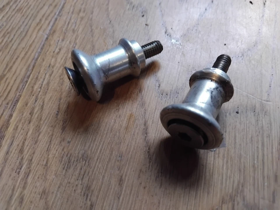 Ganchos de equipaje Triumph Daytona T595 y Speed Triple 955i Foto 1 de 1