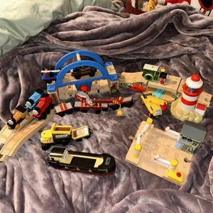 Juego de tren de madera Thomas Friends a mi curva de aprendizaje trenes faro rocoso++++ - Imagen 1 de 15