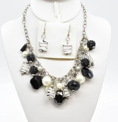 Collar/pendientes de cadena colgante de cuentas cuadradas de cristal negro y blanco de 16" Foto 1 de 4