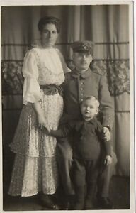 Fotokarte von Fritz & Elsa & Fritzchen Familie, Soldat, Uniform ca. 1915