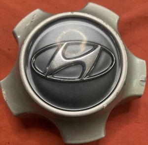 HYUNDAI SANTA FE OEM WHEEL CENTER CAP SILVER HUBCAP 2001 2002 2004 52960-26200 1 - Picture 1 of 9
