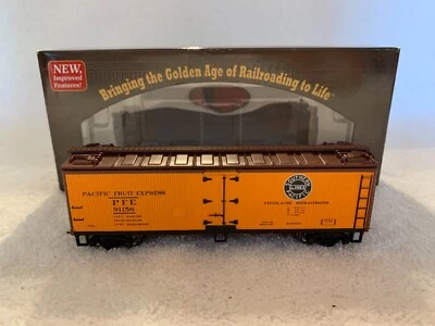 Roundhouse #85437 HO Scale Pacific Fruit Express 40' Wood Reefer #91156 - Image 1 of 4