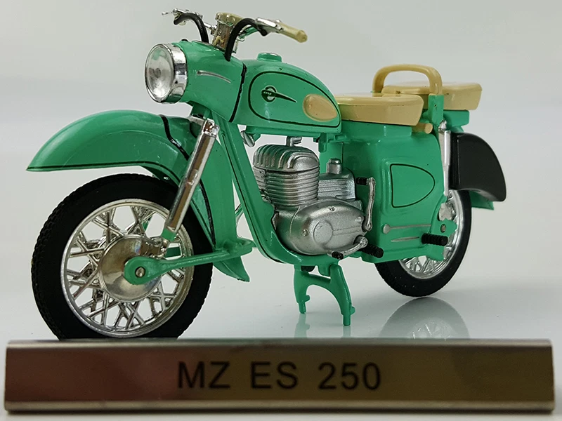 1/24 Atlas MZ ES 250 Green motorcycel model - Image 1 of 1