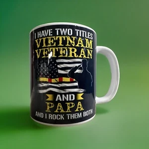 Tengo dos títulos Veterano de Vietnam y papá y rock ambos • Taza de café - Imagen 1 de 6