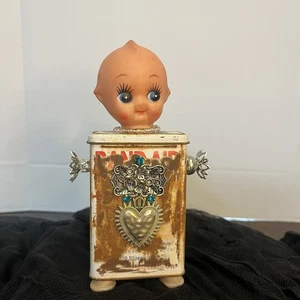 Skurrile Montage Kunst Kewpie Puppe Roboter Pflaster Zinn umfunktioniert exzentrisch - Bild 1 von 5