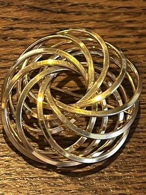 Broche círculo infinito simples elegante marcado H.G.1/20 12k g.f. 1,35"D - Imagem 1 de 4