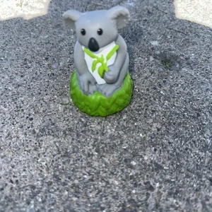Fisher Price Little People Zoo Talkers Gris Koala Oso Hojas Zoo Animal Juguete #68 - Imagen 1 de 2