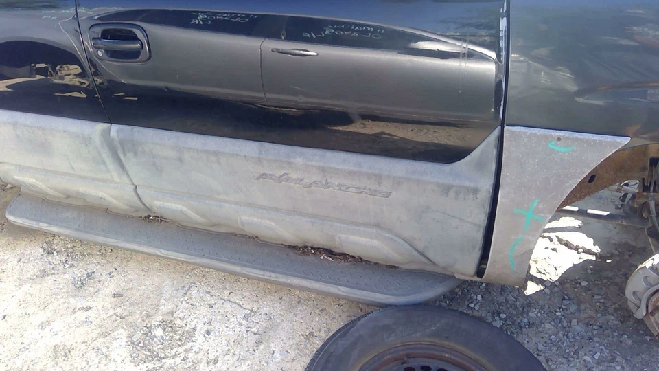2002-2004 CHEVY AVALANCHE 1500 RIGHT Front Door Moulding LOWER CLADDING ONLY OEM - Image 1 of 4