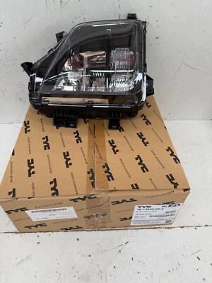 Front Left Fog Light for Mitsubishi L200 / Triton V Pickup KJ KK KL 8315A059 - Image 1 of 4