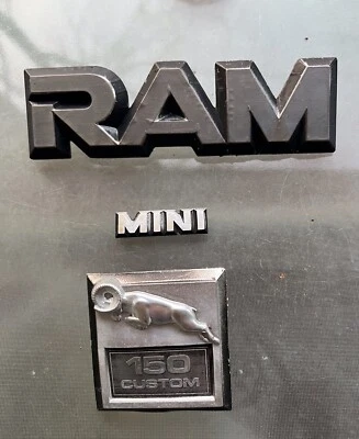 Dodge Ram 1982 Mini Van Guardabarros Lado Izquierdo Puerta Emblema Logo Insignia Conjunto de Símbolos Foto 1 de 4