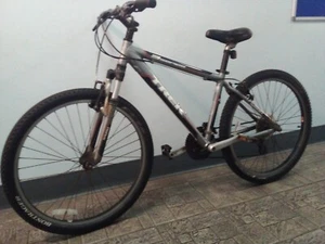 Trek 3500 3 series 16" frame 21 speed 26" wheels silver Shimano equipped MTB - Picture 1 of 23