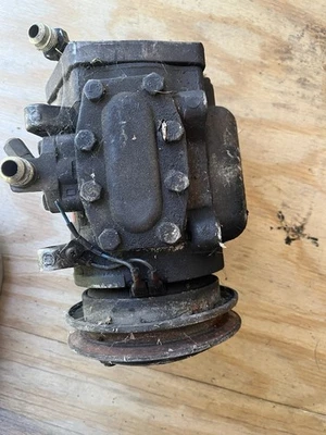 Compresor de aire acondicionado Datsun 280z 1977. No estoy seguro si funciona. Nº de pieza A8937 Foto 1 de 4