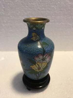 Jarrón Cloisonne azul asiático de 4 pulgadas de alto estampado floral con base de madera Foto 1 de 4