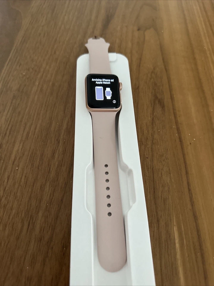 Apple Watch Series 3 38mm Aluminiumgehäuse in Gold mit Sportarmband in Sandrosa - Bild 1 von 1