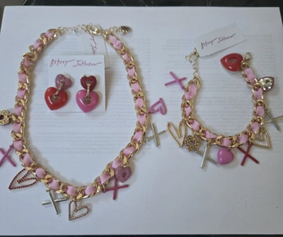 Collar de oro con dije de corazón Betsey Johnson de 4 piezas, pendientes pulsera de San Valentín Foto 1 de 4