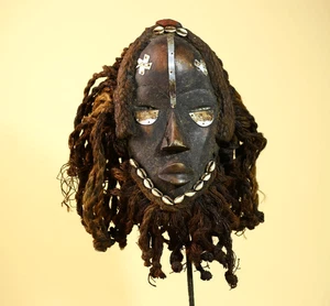 Máscara tribal Dan vintage con cuentas de cowrie y fibra trenzada - arte africano-G6021 - Imagen 1 de 24