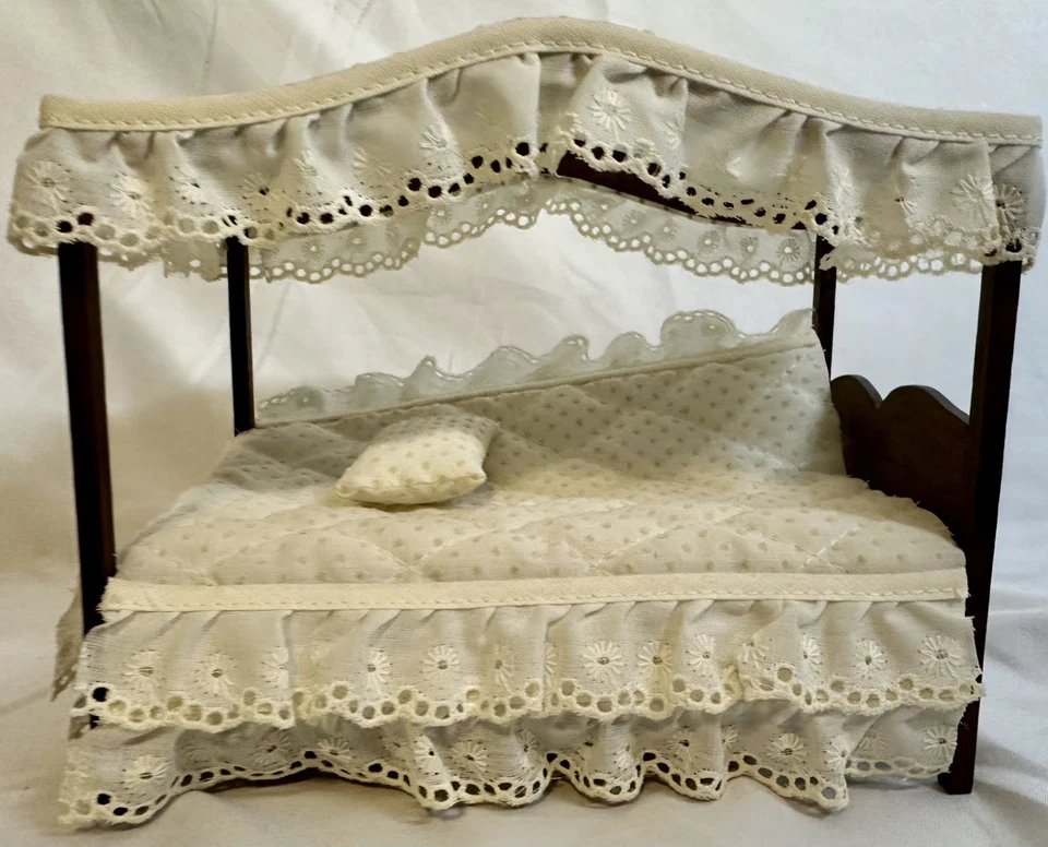 Casa de muñecas dosel cama marco madera encaje volantes ropa de cama escala 1:12 Foto 1 de 4