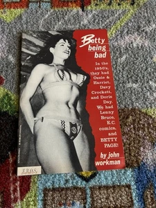 Betty Being Bad Soft Cover 1990 John Workman Betty Page Photographs Illustrated - Foto 1 di 2