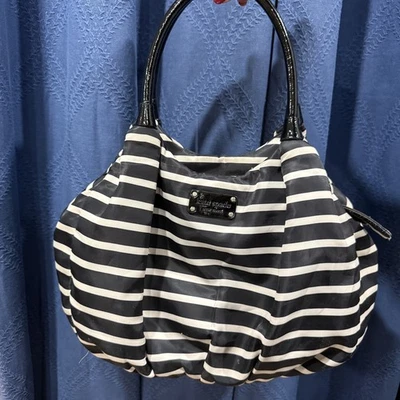 Bolso de mano Kate Spade de nailon con ribete de cuero Karen negro blanco a rayas Hobo Monedero Foto 1 de 4