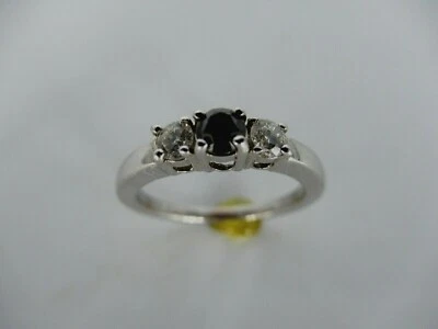 Anillo de diamantes en blanco y negro de oro blanco de 14k Foto 1 de 4