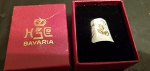 Dedal de porcelana vintage Baviera Alemania Occidental flores doradas nuevo en caja original - Imagen 1 de 4