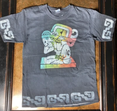 Camiseta De Colección Y2K Tribal Azteca Multicolor Grunge Para Hombre Gris Talla Mediana Yazbek Foto 1 de 4