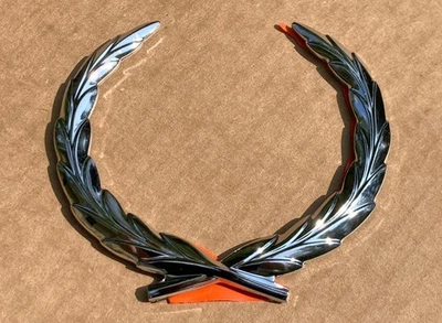 正品通用 NOS '80-96 凯迪拉克后备箱盖锁花圈徽章环绕 — 第 1/4 张图片