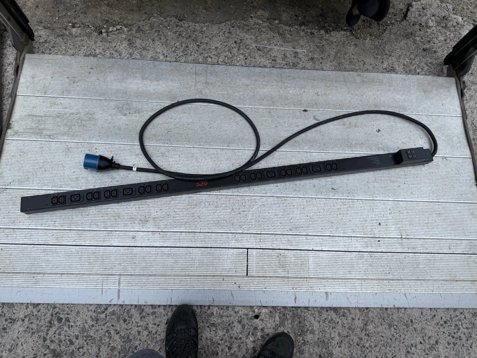 APC AP7553 20x C13 4x C19 Basic ZeroU Rack PDU Power Distribution Unit 32A 230V - Image 1 of 4