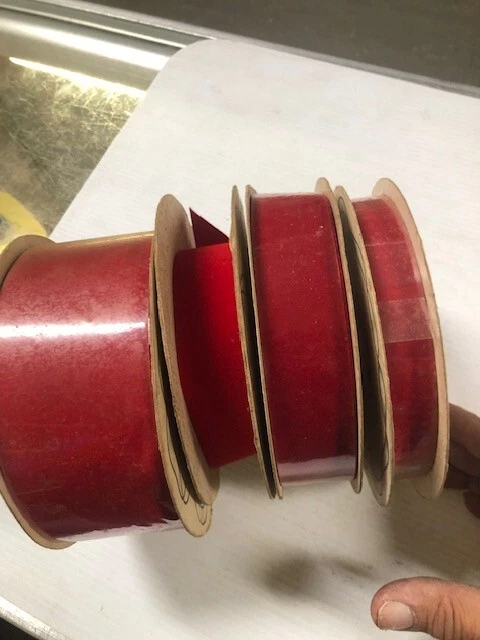 4 carretes - Cinta de terciopelo rojo vintage resistente a la intemperie velvette satinado hecho en EE. UU. Foto 1 de 4