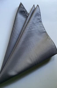 Cuadrado de bolsillo suave gris de 16 pulgadas para hombre un producto Macclesfield - Imagen 1 de 3