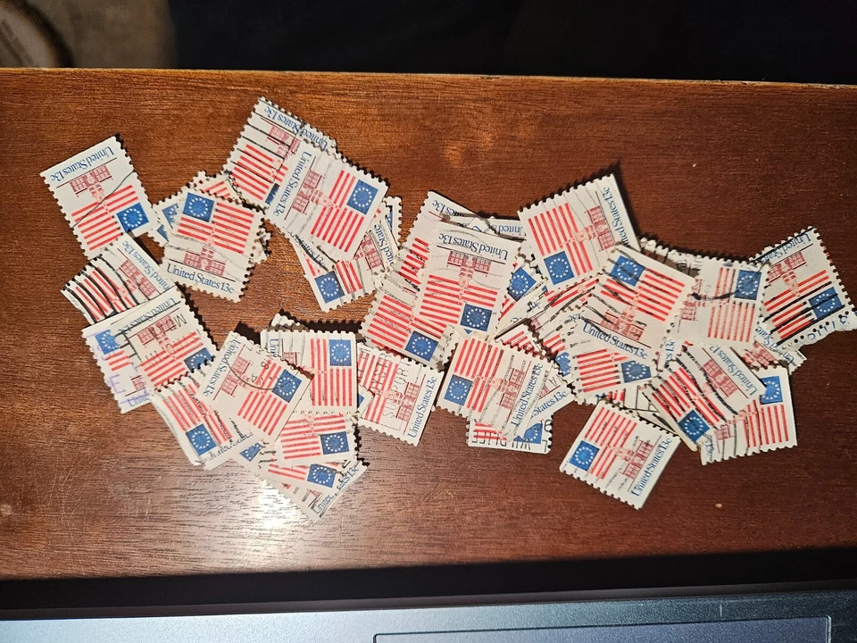 1975 13 Stars US Flag over Independence Hall Lot of 50 Used Stamps - Image 1 of 1
